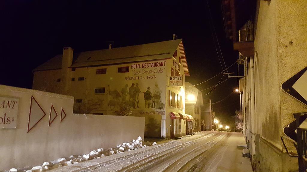 Hotel Les Deux Cols Sainte-Marie-de-Campan Exteriör bild